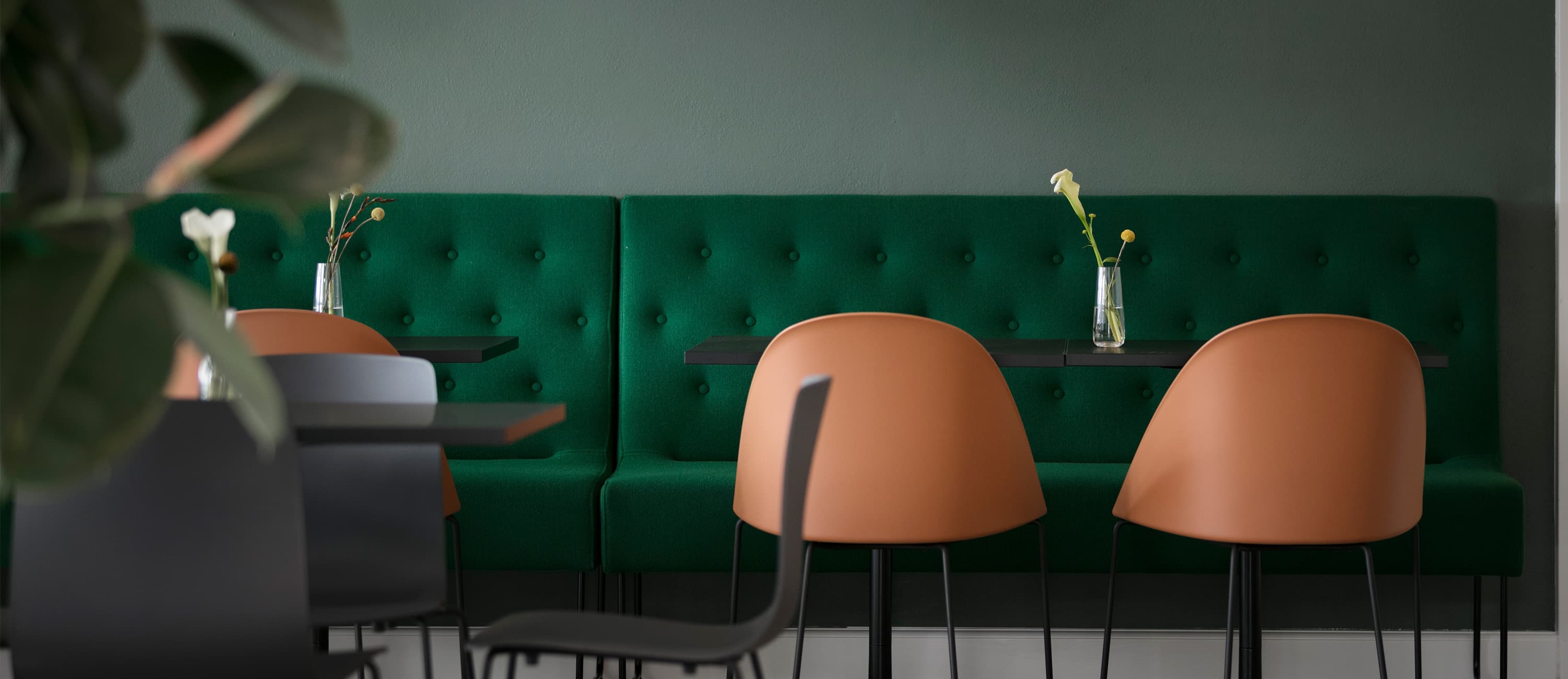 Café med grønne vægge i kontorhotel i fredet villa i København ved Søerne